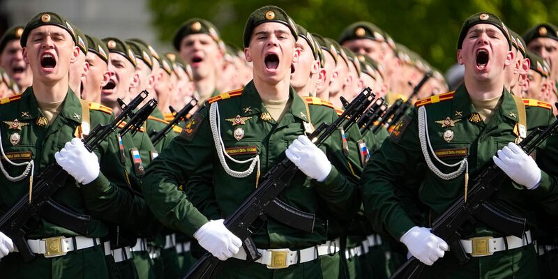 Russland will die Zahl seiner Soldaten noch einmal deutlich erhöhen. (Archivbild) - Foto: Alexander Zemlianichenko/AP/dpa