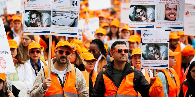 Tausende Ärztinnen und Ärzte demonstrieren auf dem Römerberg. - Foto: Lando Hass/dpa