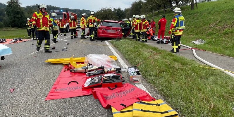 KFV Bodenseekreis: Frontalzusammenstoß: Feuerwehr befreit eingeklemmte Fahrerin - Foto: presseportal.de