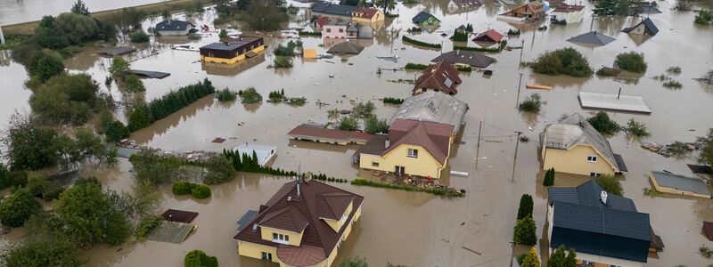 In Tschechien sind Ortschaften sind teils zu 80 Prozent überflutet.  - Foto: Darko Bandic/AP/dpa