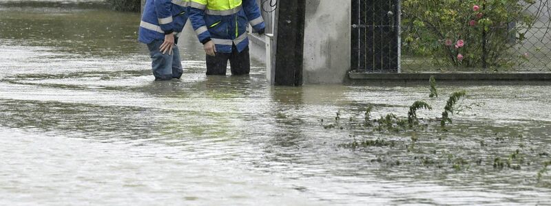 Eine Hütte in Pottenbunn im österreichischen Gebiet St. Pölten ist von Hochwasser umgeben. - Foto: Helmut Fohringer/APA/dpa