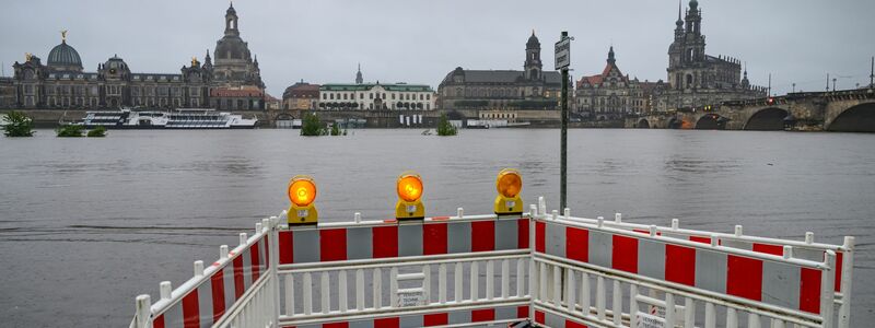 Auch in Dresden sind die Pegelstände zu hoch. - Foto: Robert Michael/dpa