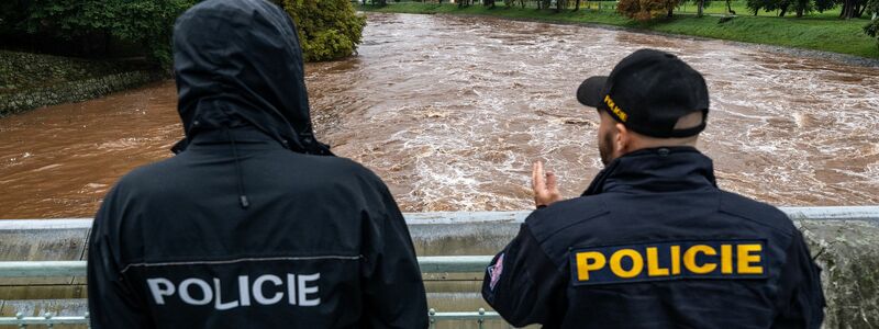 In Tschechien haben die Aufräumarbeiten nach dem Hochwasser begonnen. - Foto: Taneèek David/CTK/dpa