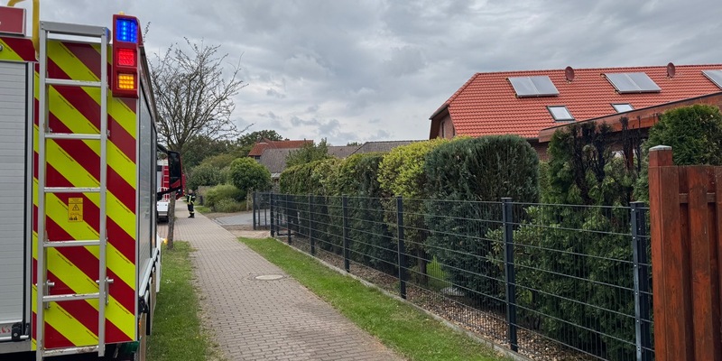 FW Flotwedel: Heckenbrand im Mühlenweg - Eigentümer reagieren schnell - Foto: presseportal.de