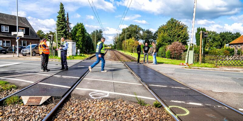 Das Kreuz am Bahnübergang markiert die Katastrophe: Eine 14-Jährige starb auf ihrem Schulweg  - Foto: Arnulf Stoffel/dpa