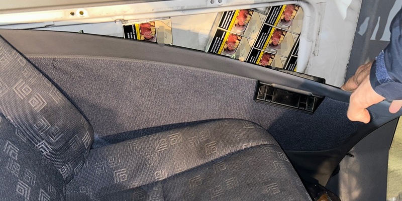 HZA-DD: Zoll findet rund 10.000 Zigaretten in mehreren Verstecken eines Fahrzeugs - Foto: presseportal.de