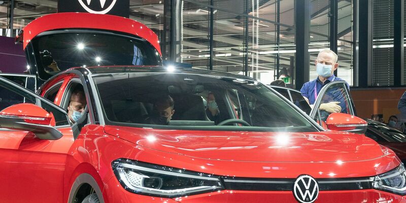 Ein VW ID.5 bei der Vorstellung des Modells. Auch dieses Elektroauto wird vom Kraftfahrtbundesamt als SUV geführt. - Foto: Ronald Bonss/dpa-Zentralbild/dpa