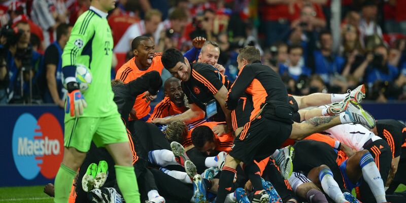 Manuel Neuer nach dem verlorenen Finale 2012 in München. Im Hintergrund jubeln die Spieler des FC Chelsea. - Foto: Marcus Brandt/dpa