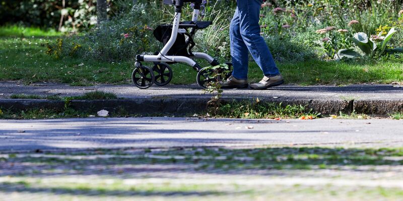 Die Zahl der Todesfälle aufgrund von Alzheimer hat sich binnen 20 Jahren fast verdoppelt, wie aus einer Statistik des Statistischen Bundesamts hervorgeht (Symolbild). - Foto: Christoph Reichwein/dpa