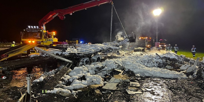 FW-EN: LKW brennt in voller Ausdehnung Autobahn zeitweise gesperrt - Foto: presseportal.de