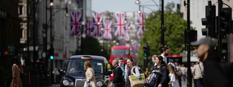 Täglich werden etwa 500.000 Passanten auf der Oxford Street gezählt. (Archivbild) - Foto: Matt Dunham/AP/dpa