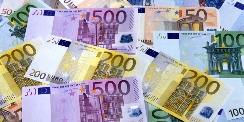 HZA-IZ: Zoll entdeckt Reisende mit 150.000 Euro am Flughafen Hamburg / 15.000 Euro Sicherheit setzte der Zoll bei nicht ordnungsgemäßer Bargeldeinfuhr über 150.000 Euro fest - Foto: presseportal.de