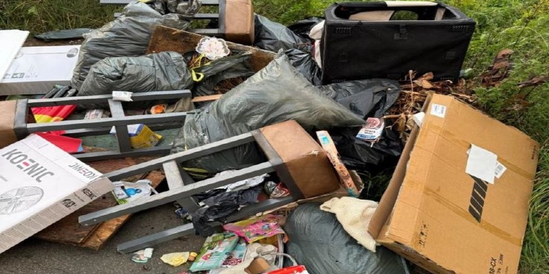 POL-STD: Zwei Autos in der Gemarkung Dollern und in Stade aufgebrochen und Geldbörsen erbeutet, Müll in Dollerner Feldmark abgelegt - Polizei sucht Zeugen - Foto: presseportal.de