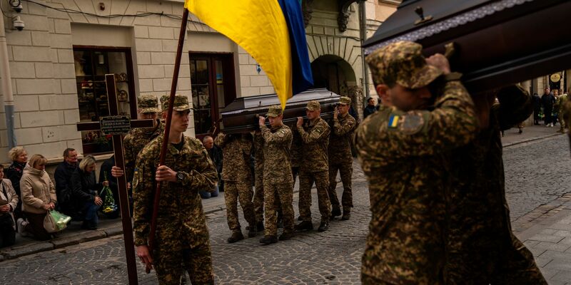 Beerdigungen von toten Soldaten sind in der Ukraine an der Tagesordnung. (Archivbild) - Foto: Francisco Seco/AP