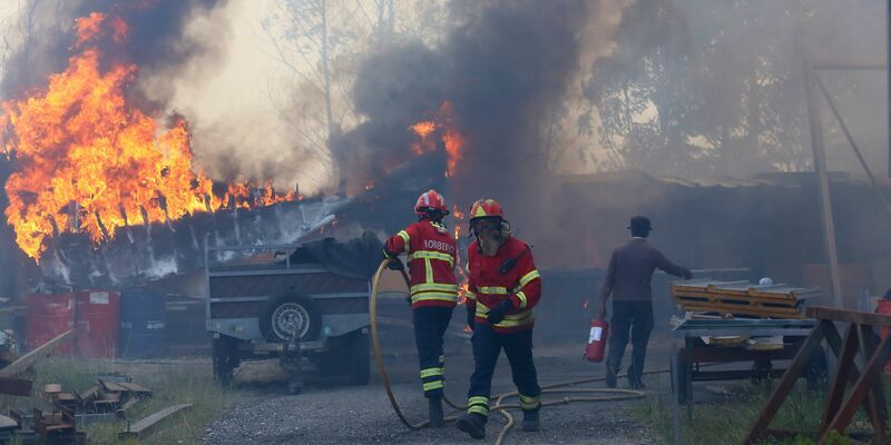 Die Flammen erfassten viele Gebäude und Fahrzeuge.(Foto kltuell) - Foto: Bruno Fonseca/AP