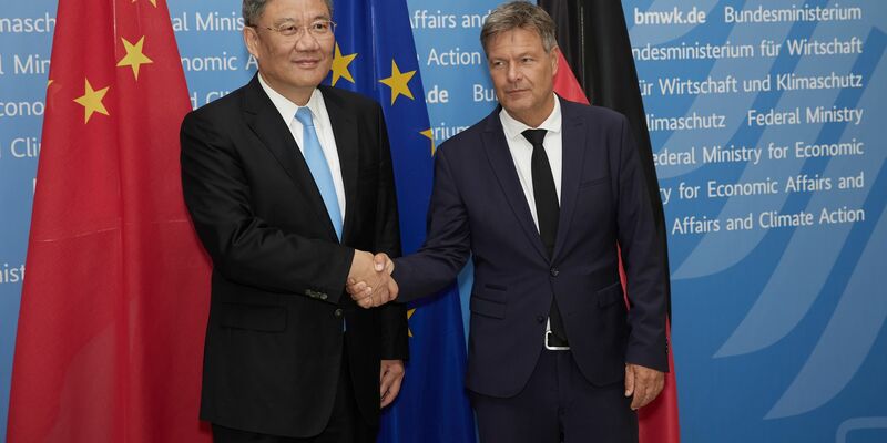 Wirtschaftsminister Robert Habeck (r) und der chinesische Handelsminister Wang Wentao in Berlin. - Foto: Joerg Carstensen/dpa