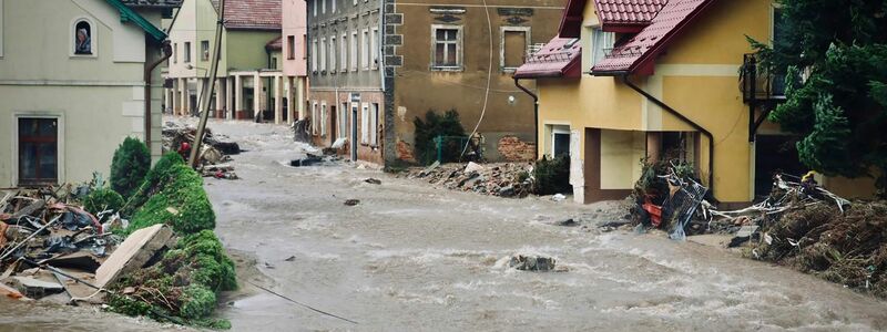 In Polen ist die Lage in den Überschwemmungsgebieten noch angespannt. - Foto: Maciej Krysinski/KG PSP/State Fire Service of Poland/AP/dpa