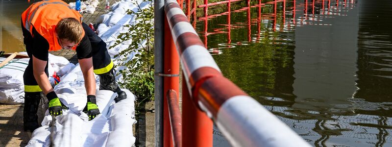 In Tschechien kämpfen Einsatzkräfte gegen die Folgen des Hochwassers. - Foto: Hájek Ondøej/CTK/dpa