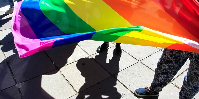 Das georgische Parlament hat ein Gesetz gegen die sogenannte Propaganda von Homosexualität und Transgeschlechtlichkeit verabschiedet. (Archivbild) - Foto: picture alliance / Shakh Aivazov/AP/dpa