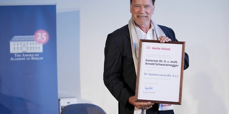 Arnold Schwarzenegger bekommt von Cornelia Woll und Robert Habeck die Ehrendoktorwürde überreicht. - Foto: Joerg Carstensen/dpa