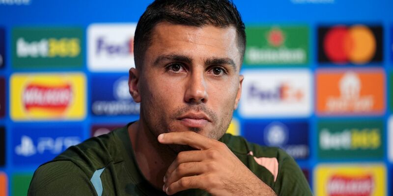 Spaniens Europameister Rodri warnt vor Überbelastung der Fußballprofis. - Foto: Martin Rickett/PA Wire/dpa