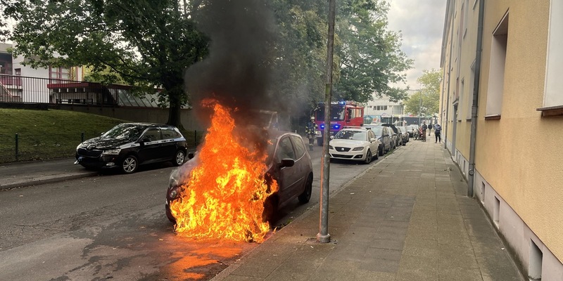 FW-E: Feuerwehr Essen im Einsatz: Pkw-Brand in der Hannah-Arendt-Straße - Foto: presseportal.de