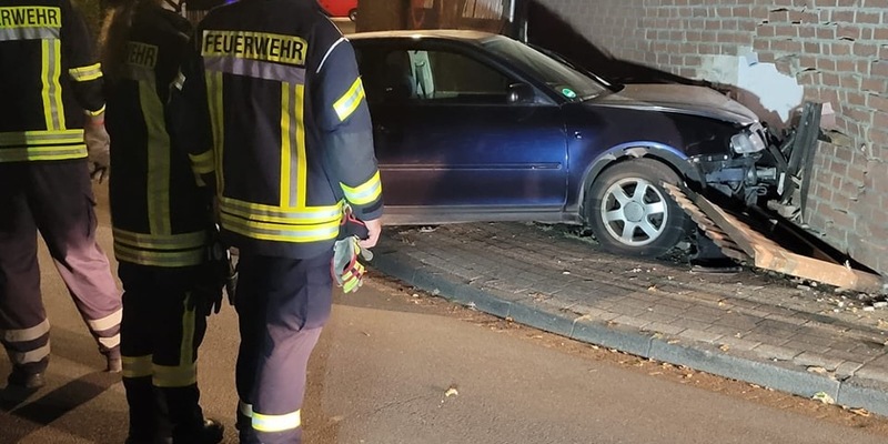 FW Celle: PKW fährt gegen Wand! - Foto: presseportal.de