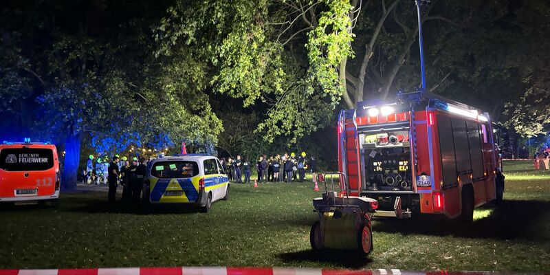Die Feuerwehr rückte mit einem Großaufgebot an. - Foto: Dominik Totaro/dpa