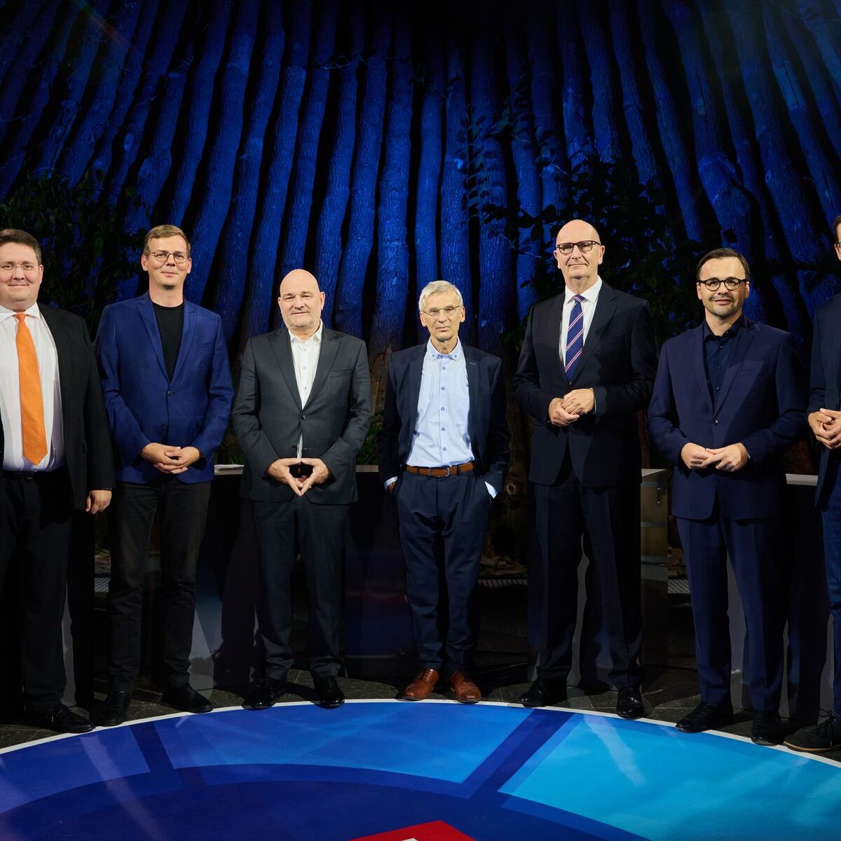 Die Spitzenkandidaten der Brandenburger Parteien zur Landtagswahl bei der Sendung «rbb24 - Ihre Wahl: Der Kandidatencheck». Von links nach rechts: Peter Vida (BVB/Freie Wähler), Sebastian Walter (Die Linke), Robert Crumbach (BSW), Hans-Christoph Berndt (AfD), Dietmar Woidke (SPD), Jan Redmann (CDU) und Benjamin Raschke (Bündnis 90/Die Grünen). - Foto: Annette Riedl/dpa