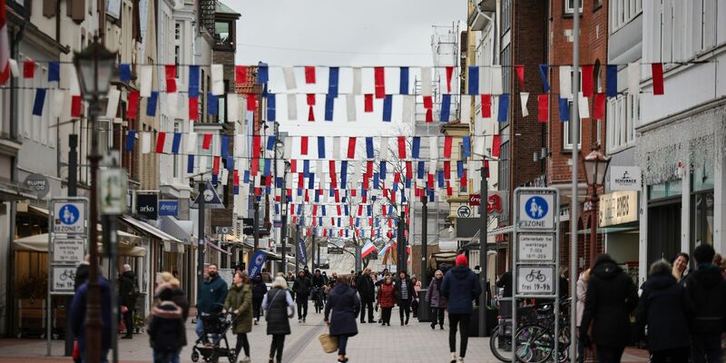 Viele Menschen in Deutschland kaufen in Klein- und Mittelstädten ein. - Foto: Christian Charisius/dpa