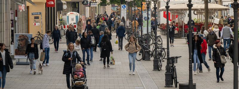 Die Innenstädte in Deutschland werden zunehmend als langweilig wahrgenommen. - Foto: Peter Kneffel/dpa