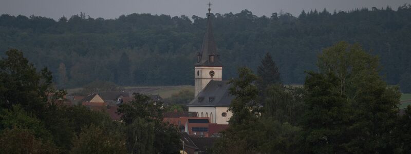 Wegen seiner nicht kreisrunden Umlaufbahn gab es einen Vollmond besonders nah an unserem Heimatplaneten - entsprechend wirkte er ungewöhnlich groß, wie am Abend hier im Taunus. - Foto: Boris Roessler/dpa