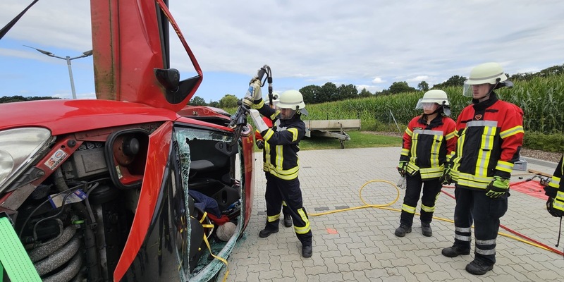 FFW Schiffdorf: Gemeindefeuerwehr trainiert Zusammenarbeit für schwere Verkehrsunfälle - Foto: presseportal.de