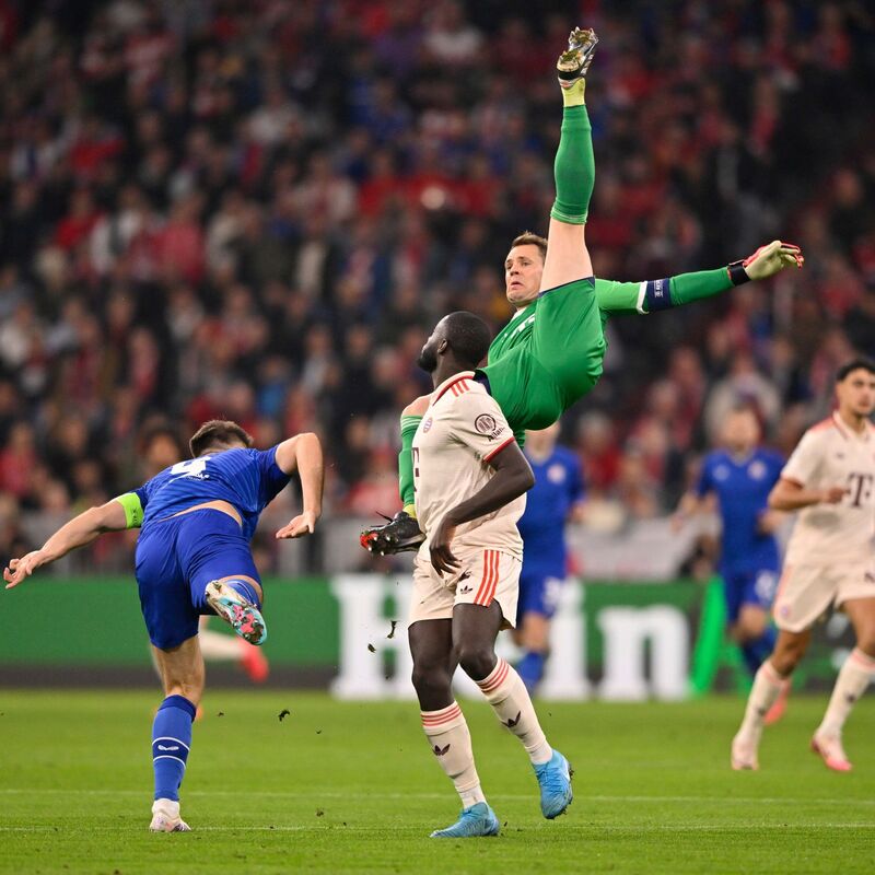 Manuel Neuer (oben) gibt nach seiner Auswechslung Entwarnung. - Foto: Michael Weber/Eibner-Pressefoto/dpa