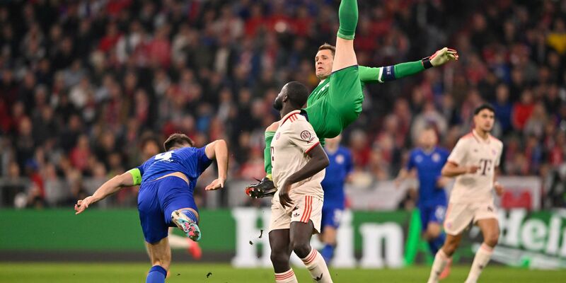 Bei dieser Rettungstat gegen Zagreb verletzt sich Manuel Neuer (oben). - Foto: Michael Weber/Eibner-Pressefoto/dpa