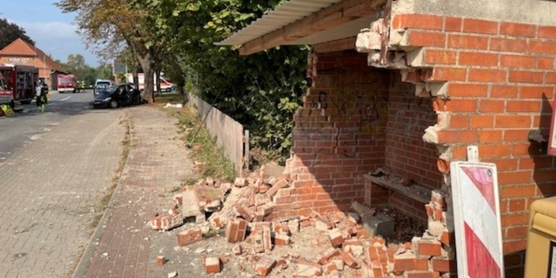 POL-LG: ++ Pkw kommt von der Fahrbahn ab - mit Bushaltestelle und Baum kollidiert - schwer verletzt ++ tragischer Unfall - Bewohner stürzt aus Fenster ++ unter Drogeneinfluss, jedoch ohne Führerschein - Foto: presseportal.de