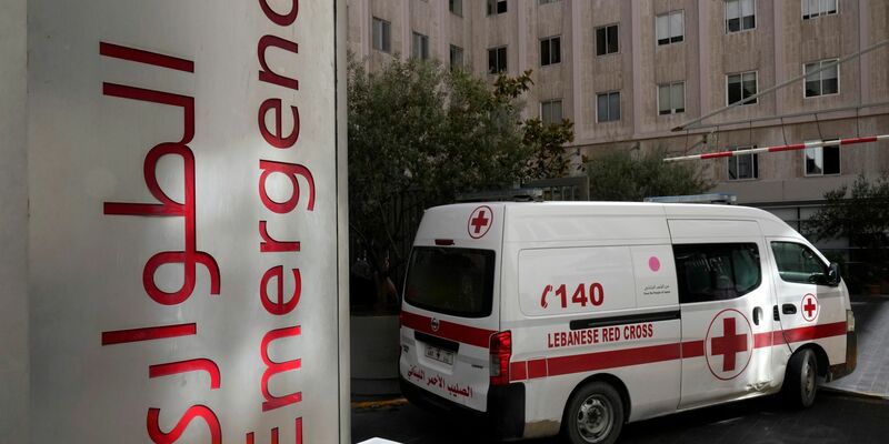 Die Zahl der Todesopfer nach der Explosion technischer Geräte im Libanon steigt an. - Foto: Hussein Malla/AP/dpa