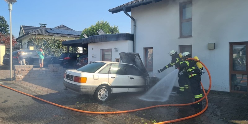 FW Hennef: B 3 - PKW Brand, Sirenenalarm, Feuerwehr verhindert Brandausbreitung auf Gebäude - Foto: presseportal.de