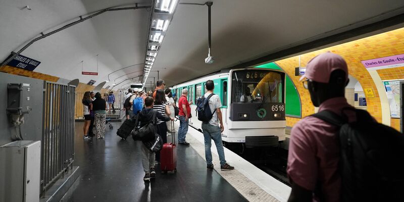 Die Verkehrsbetriebe im Großraum Paris lichten den Tarifdschungel radikal: Während Vorortbewohner weniger zahlen müssen, wird es für Touristen mitunter teurer. (Archivbild) - Foto: Marcus Brandt/dpa