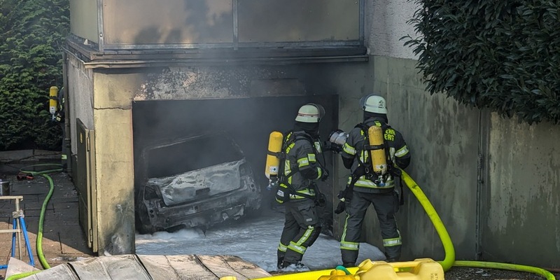 FW-AR: Auto brennt in Garage komplett aus - Foto: presseportal.de