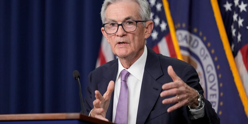 Fed-Chef Powell begründet die Entscheidung der US-Notenbank. - Foto: Ben Curtis/AP/dpa