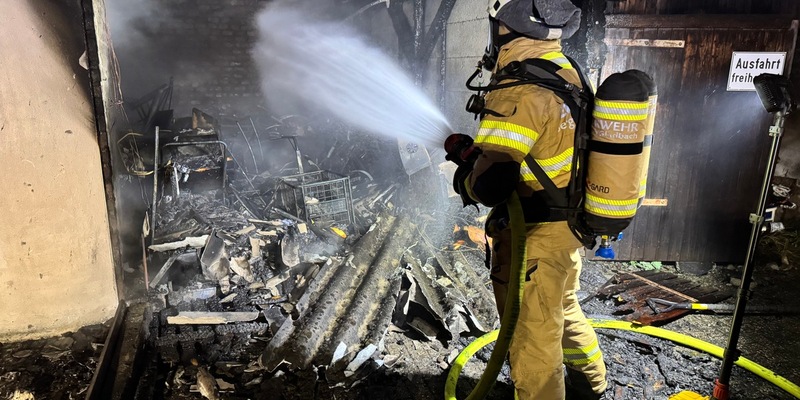 FW-GL: Schuppenbrand in der Stadtmitte von Bergisch Gladbach - Foto: presseportal.de