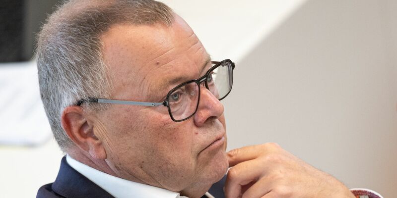 Harte Töne von Brandenburgs Innenminister Michael Stübgen vor der Landtagswahl - Foto: Hannes P Albert/dpa