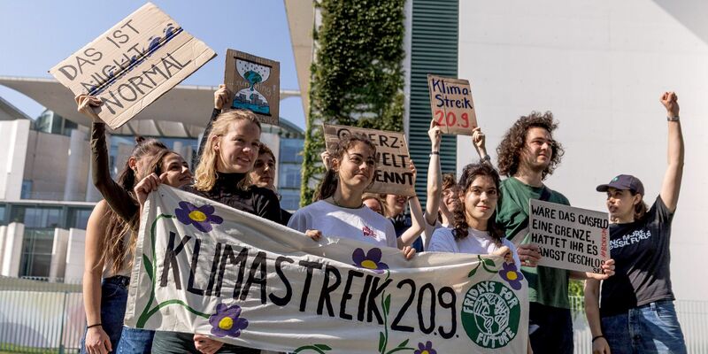 In Berlin ruft Fridays for Future heute zum Klimaprotest vor dem Kanzleramt auf. (Archivbild) - Foto: Carsten Koall/dpa