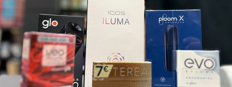 Die Tabakerhitzer-Elektrogeräte der Marken Glo von British American Tobacco (BAT), Iqos von Philip Morris und Ploom von Japan Tobacco International (JTI) mit den dazugehörigen Tabakstick-Marken liegen auf der Verkaufstheke eines Geschäfts. - Foto: Wolf von Dewitz/dpa