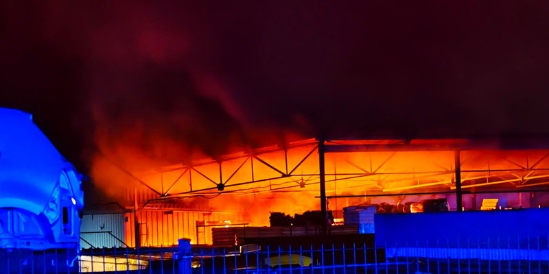 FW Dresden: Brand bei einem KFZ-Handel - Foto: presseportal.de