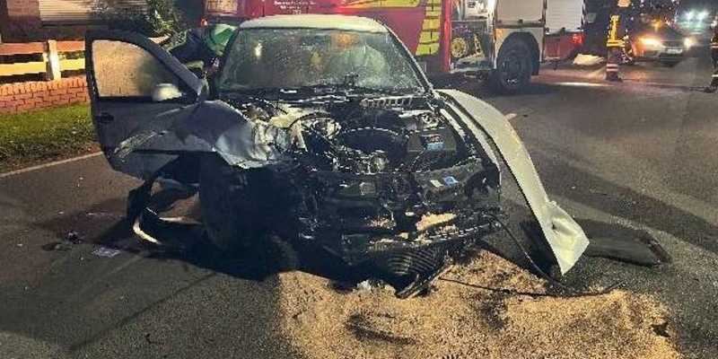 POL-NI: Eystrup - VW-Fahrer kommt von Fahrbahn ab und kollidiert mit einem Baum - Foto: presseportal.de