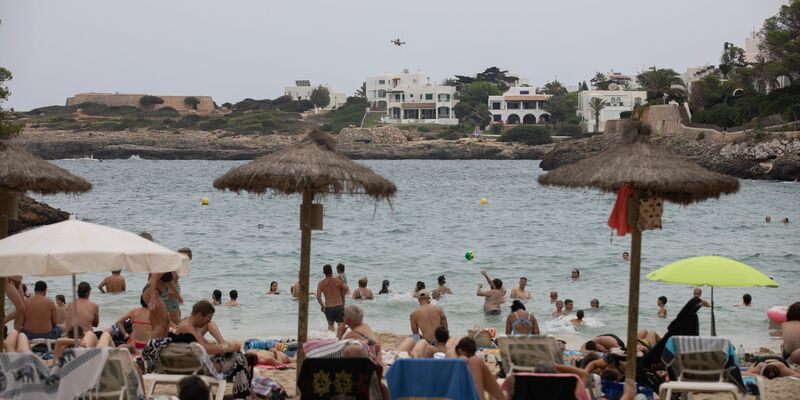 Die Rettungsdrohnen könne auch Schwimmwesten abwerfen. (Foto Produktion) - Foto: Clara Margais/dpa