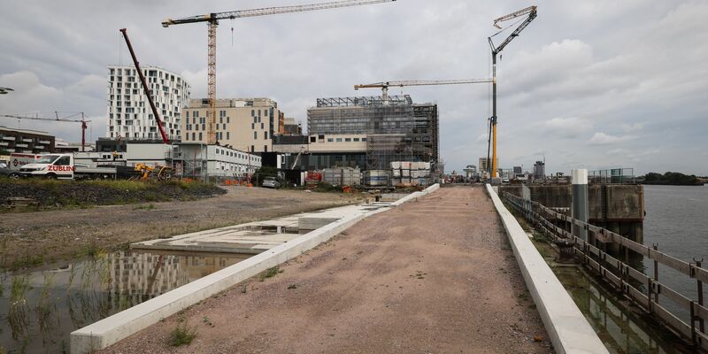 Die Eröffnung des Überseequartiers in der Hamburger Hafencity verzögert sich weiter. Nun sogar bis 2025. (Archivbild) - Foto: Christian Charisius/dpa