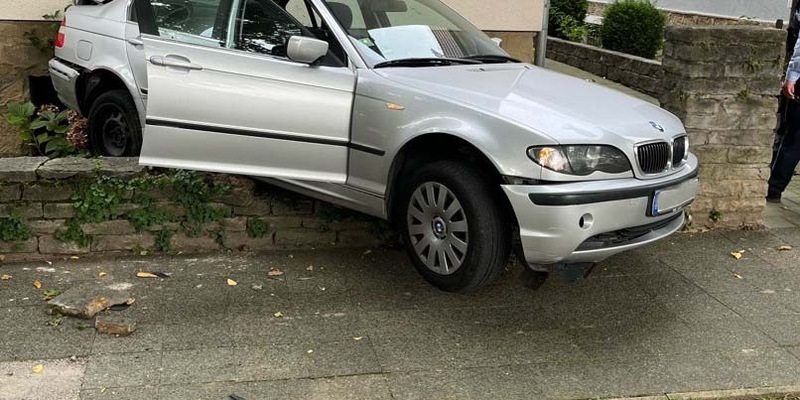 POL-LIP: Bad Salzuflen. Vorwärts- mit Rückwärtsgang verwechselt - Wagen prallt gegen Hauswand. - Foto: presseportal.de